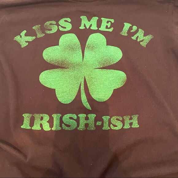 Kiss me I’m Irish-ish ☘️ T-Shirt St.Patrick’s day T Mad Engine Large SOFFFT - Picture 1 of 7